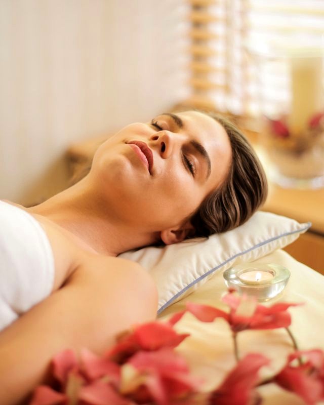 A massage therapist at Umdlalo Wellness Spa